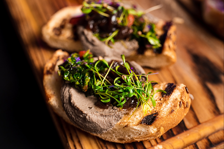 Тост с утиным паштетом