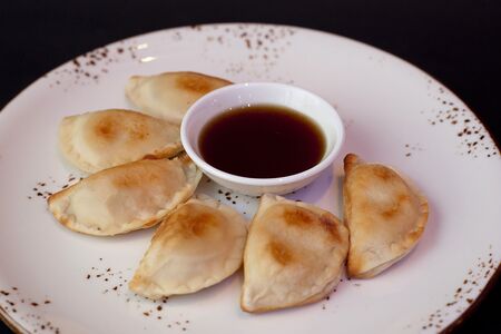 Пирожки с лососем и креветками с соусом Лайм