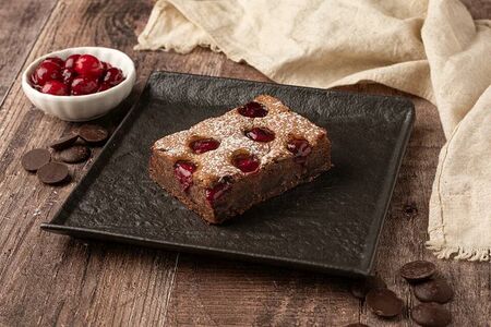 Шоколадный брауни с вишней