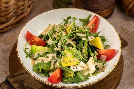 Салат с имеретинским сыром и ореховой заправкой