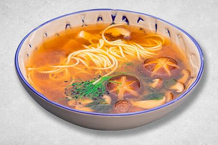 Мисо-суп с лососем и лапшой