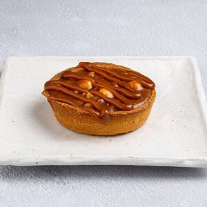 Песочная корзиночка с карамелью и орехами