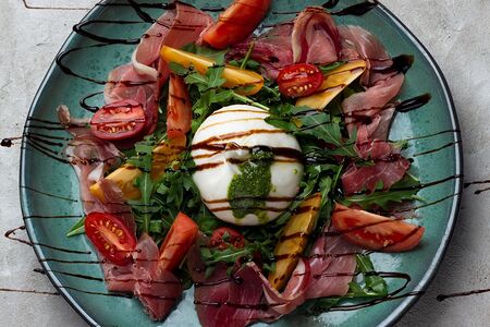 Салат с фермерским сыром Буррата и хамоном