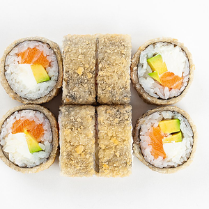 Хот ролл лосось с авокадо