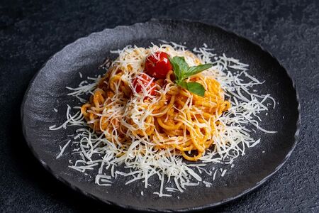 Спагетти с томатным соусом и сыром пармезан