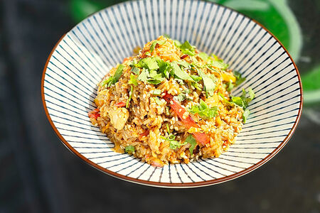 Острый рис Аям с курицей в чили-базиликовом соусе