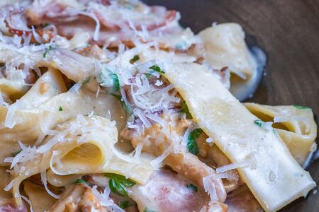 Паппарделле с беконом, грибами и сыром пармезан