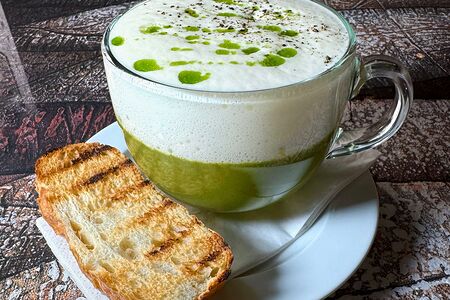 Суп-капучино из шпината с сырным муссом