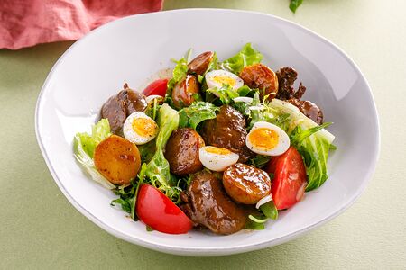 Салат с куриной печенью