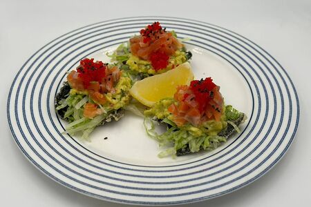 Тако с лососем и авокадо