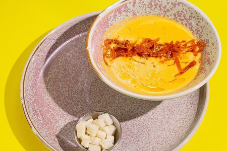 Крем-суп из чечевицы с чоризо и сухариками