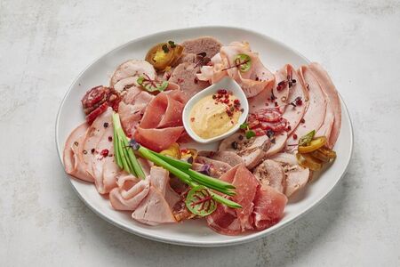 Ассорти из мясных деликатесов