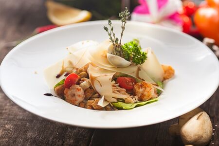 Салат Цезарь с креветками