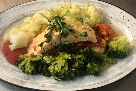 Лосось запеченный с овощами