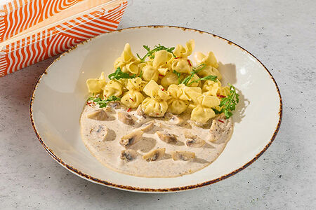 Равиоли с курицей в сливочно-трюфельном соусе