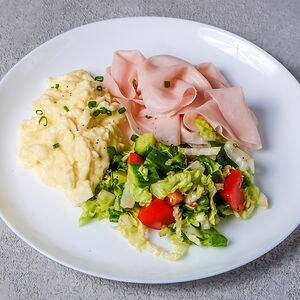 Скрембл с ветчиной и овощным салатом 