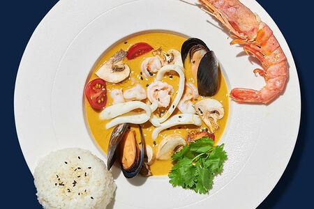 Суп Том Ям с креветкой, морепродуктами  и рисом