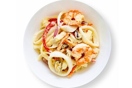 Удон в сливочно-чесночном соусе с морепродуктами