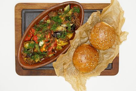 Сковородка с томленой говядиной и овощами 