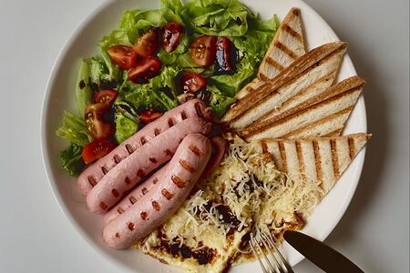 Омлет с сосисками и сыром