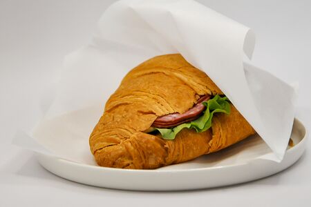 Круассан с салями