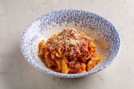 Пенне болоньезе с копченым сыром