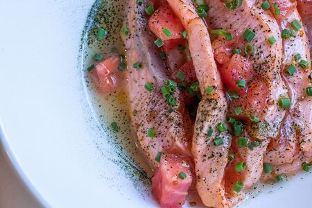 Обожженный лосось с кремом из авокадо