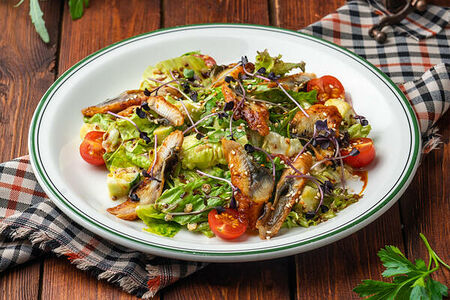 Салат с копченым угрем и соусом спайси