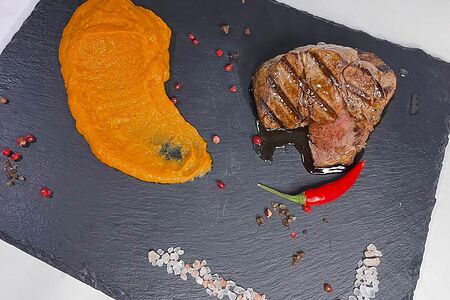 Филе-миньон с картофелем фри и соусом демиглас