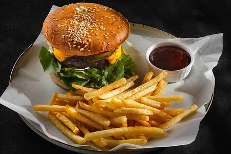 Бургер с говяжьей котлетой 