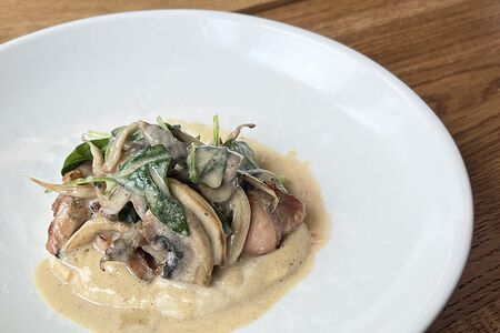 Куриное бедро с грибами и соусом качо-э-пепе