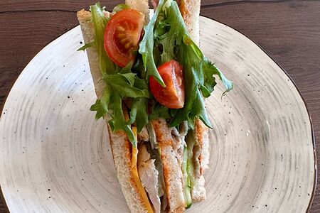 Сэндвич с цыплёнком и беконом