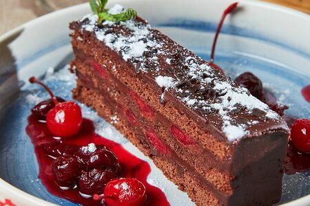 Пирожное Шоколадный трюфель с вишней