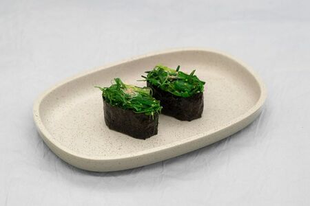 Четыре суши с чукой