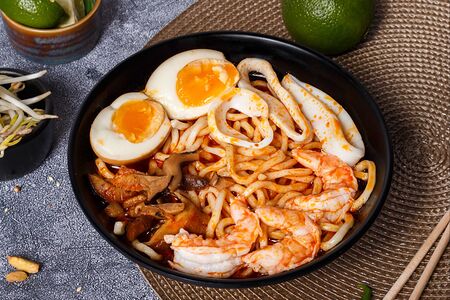 Том ям рамен с морепродуктами