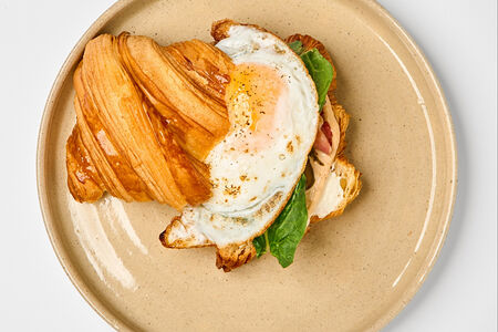 Круассан с копчёной шеей