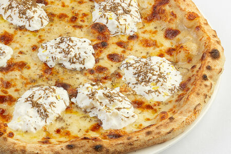 Пицца Качо пепе, буррата и трюфель