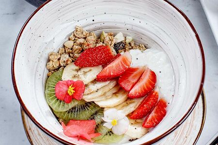 Гранола с бананом, клубникой и киви