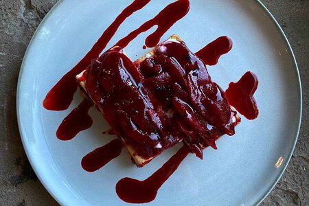 Вафля с томленной грушей