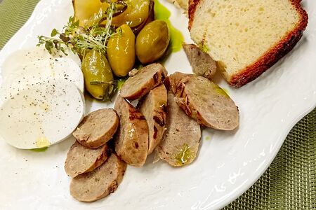 Колбаса домашняя с сыром, оливками и хлебом 