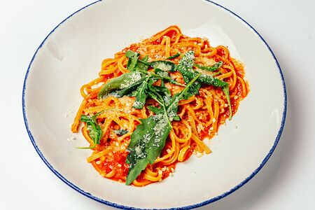 Лингвини с томатами и рукколой