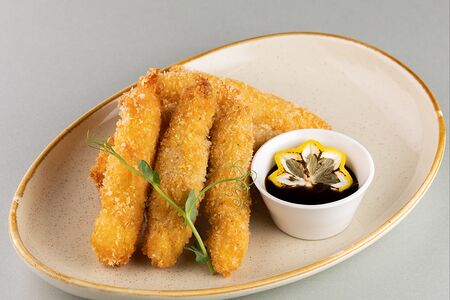 Тигровая креветка в сухарях с соусом тонкацу
