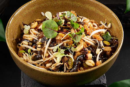 Салат Инь-Янь с двумя видами древесных грибов