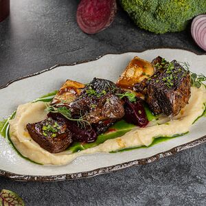 Говяжьи ребра с пюре из корня сельдерея и свекольным муссом