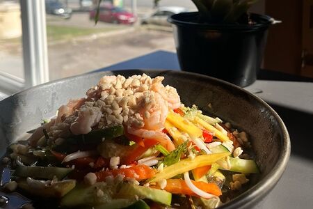 Салат с манго и креветками