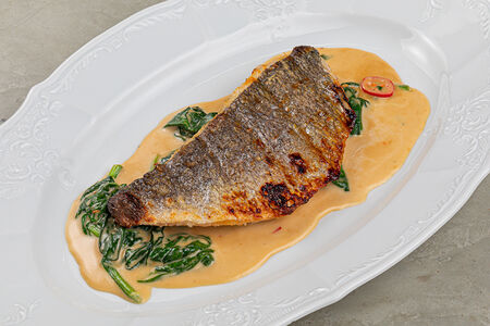 Дорадо со сливочным шпинатом