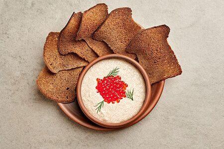 Икра сельди с луком, сметаной и ржаными хлебцами