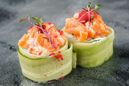Ролл в огурце с лососем