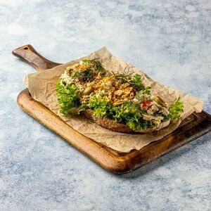 Брускетта с запеченным кижучем 