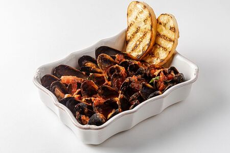 Мидии в томатном соусе с чиабаттой